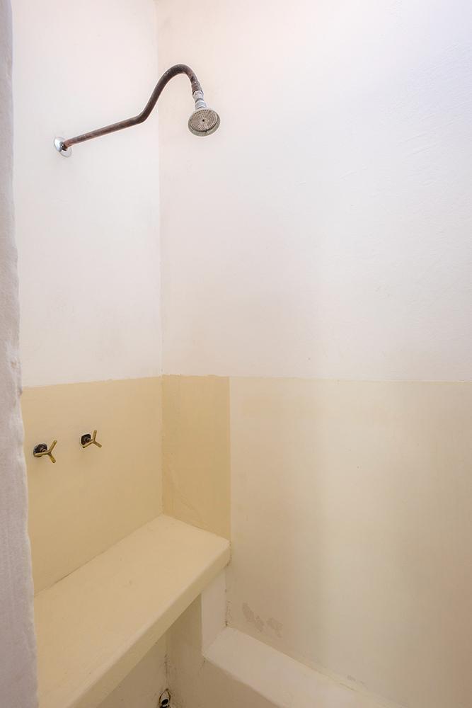Salle de bain avec douche au rez-de-chaussée