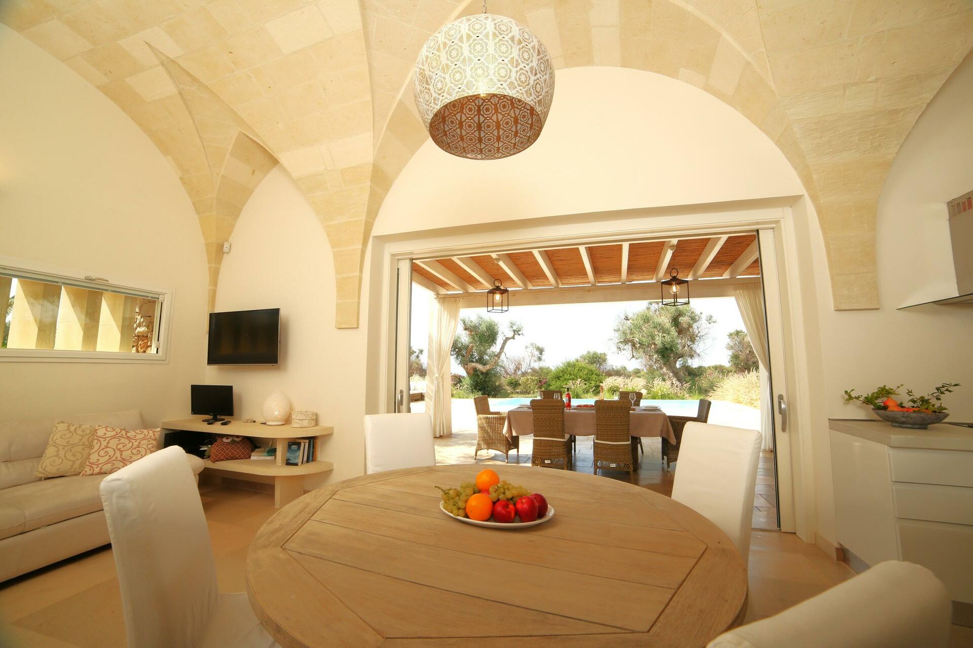 ground floor - living area with kitchen and dining tableiosa_Santa_Maria_di_Leuca_piscina (32)