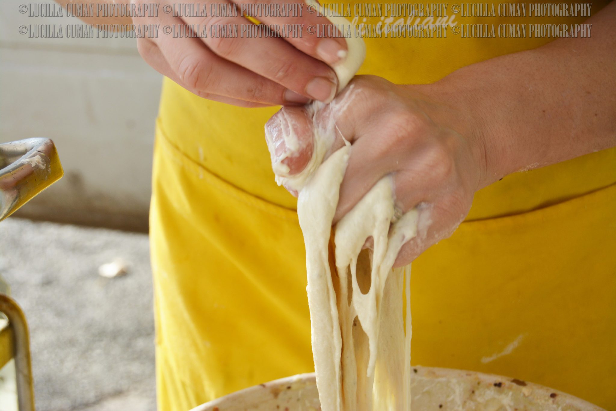 mani in pasta per fare le pittule