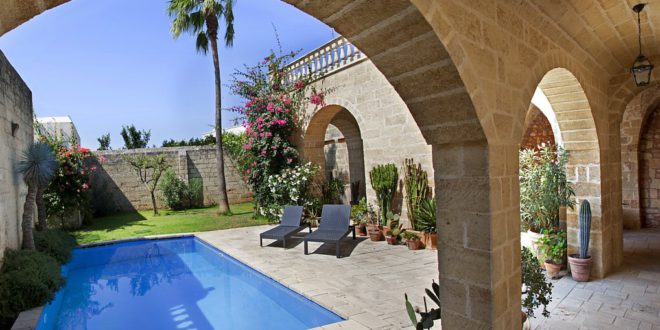 Old private villas with swimming pool… in the heart of a city: is it possible?