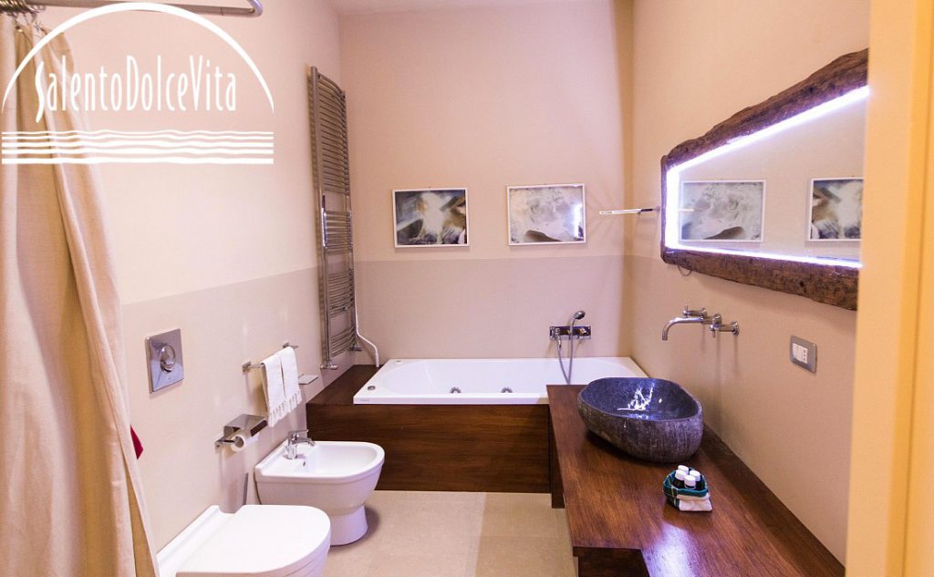 Villa Verna, bagno Total wood e pietra