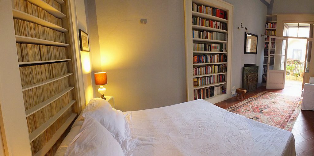 Camera da letto ricca di libri in Palazzo Altieri, Salento