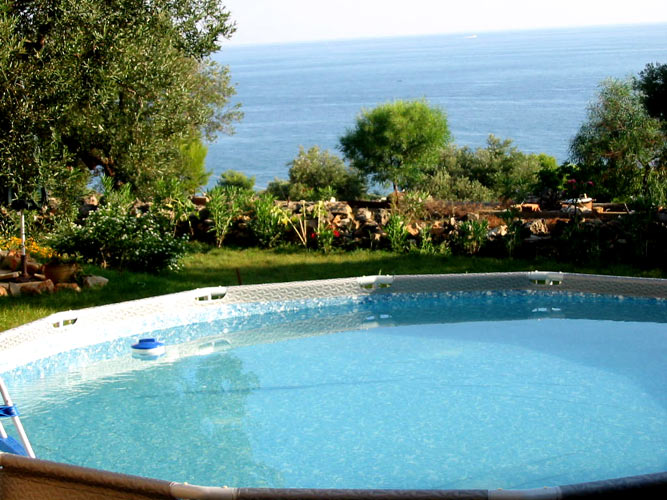 Villa La Cuba - piscina e alberi con vista sul mare di Santa Maria di Leuca. booking@salentodolcevita.com 