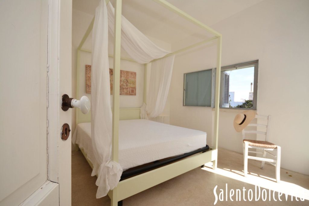 casa con piscina salento_camera da letto bianca
