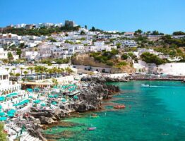 Villages balnéaires: le charme des villages surplombant la mer du Salento