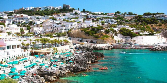 Villages balnéaires: le charme des villages surplombant la mer du Salento