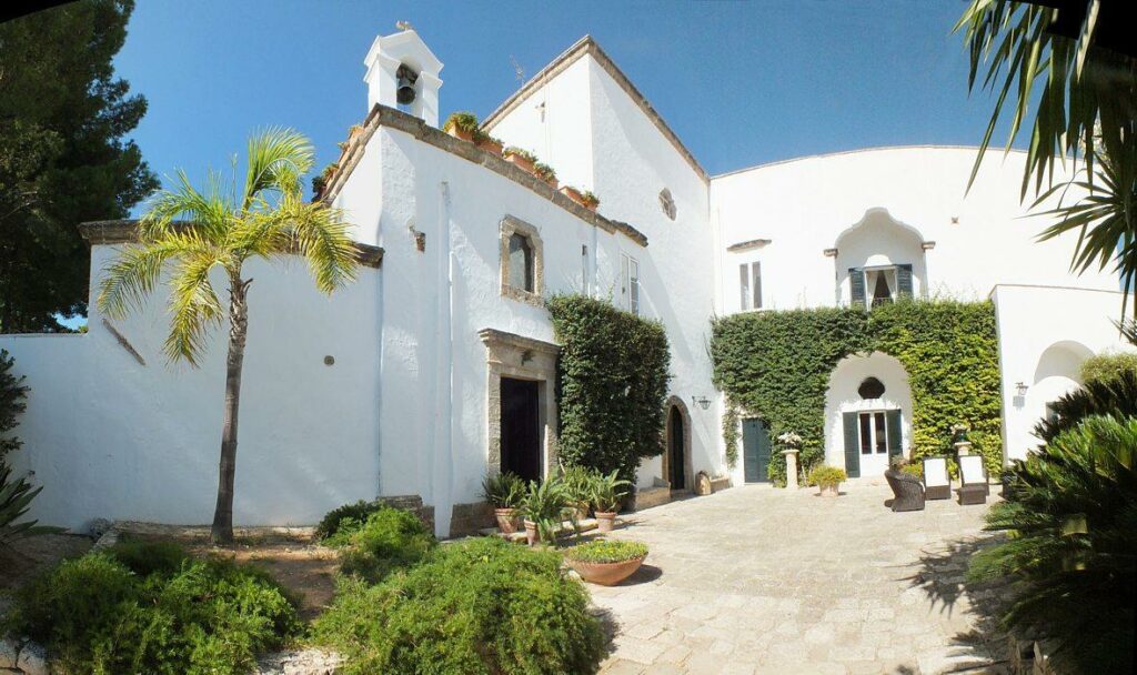 villa salento facciata coperta da edera su mura bianche