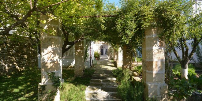 Giardini nelle cave, ipogei e case rupestri: 3 comuni da visitare