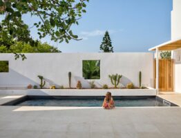 Bucolique ou minimaliste et linéaire : deux villas avec piscine à l’extrême pointe du Salento