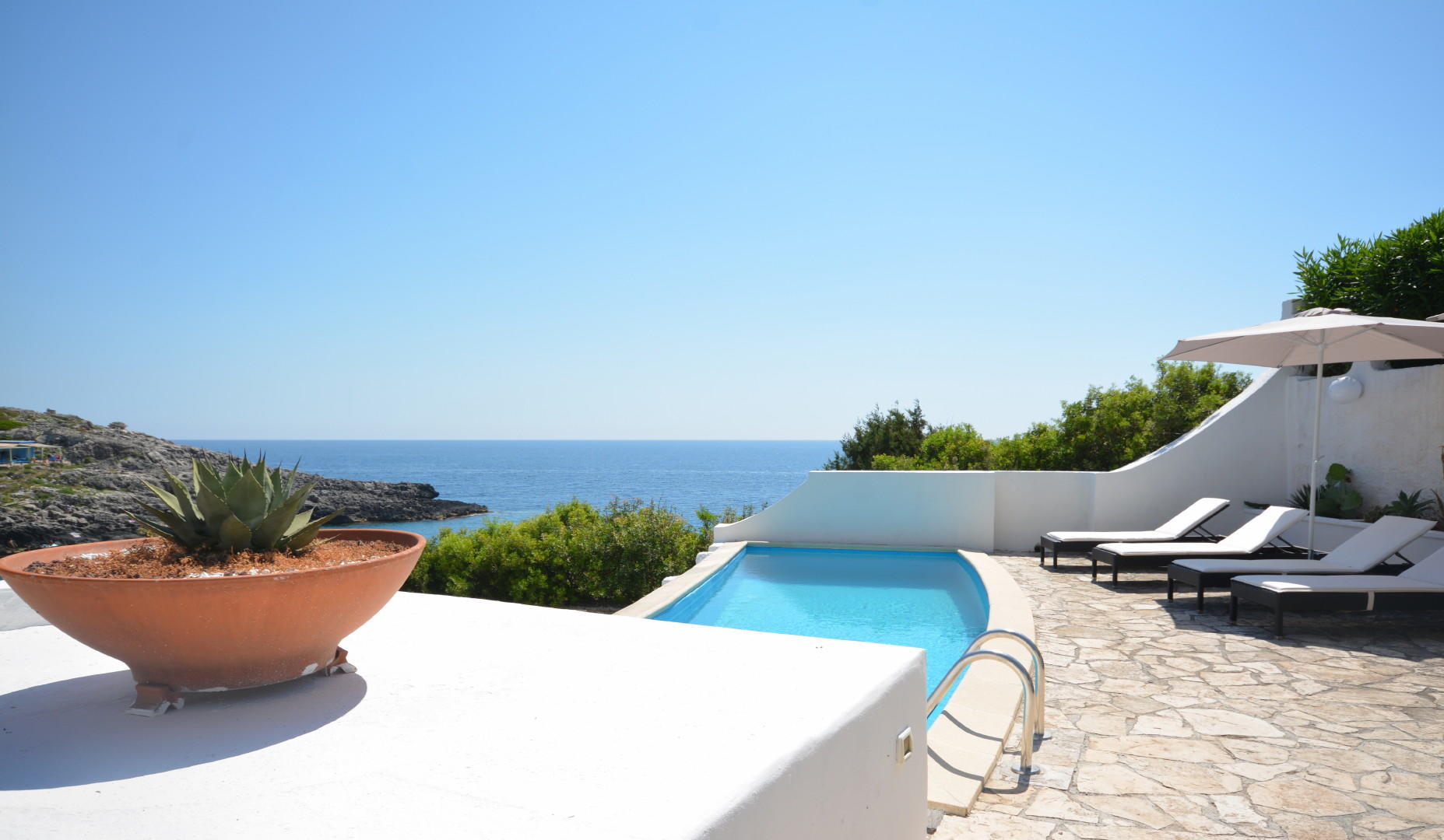 Swimming pool area & sea view