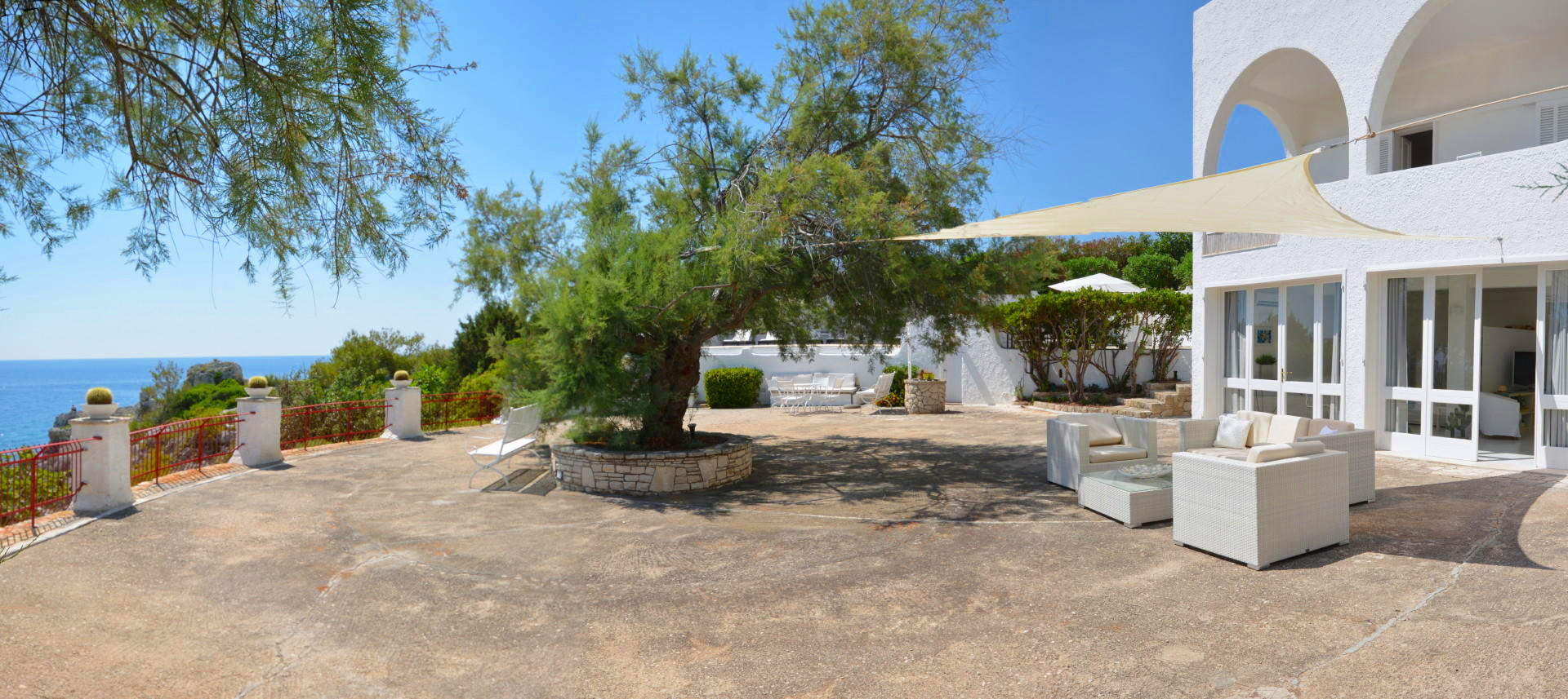 Niveau inférieur - grande cour équipée avec vue sur la mer