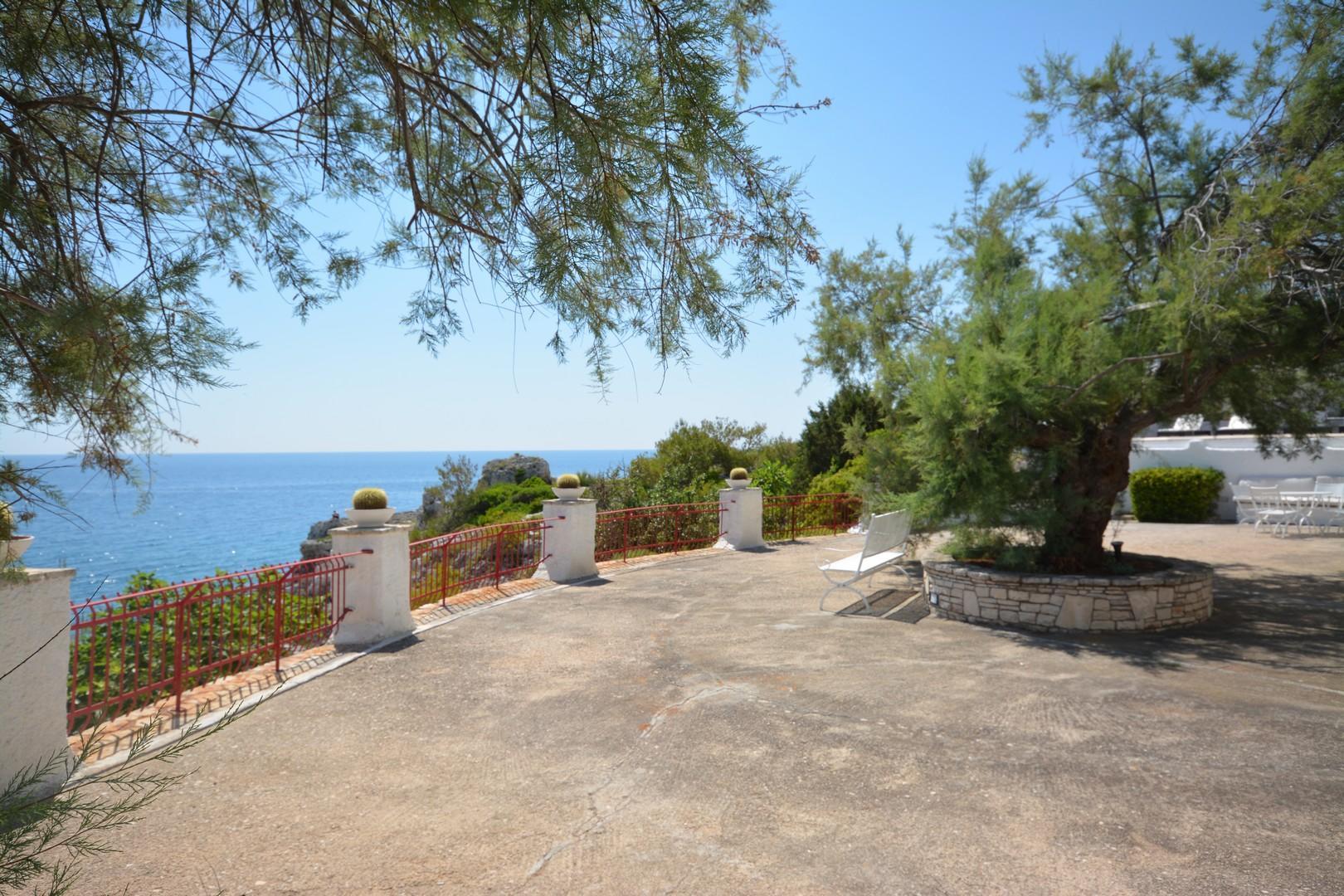 Niveau inférieur - grande cour équipée avec vue sur la mer