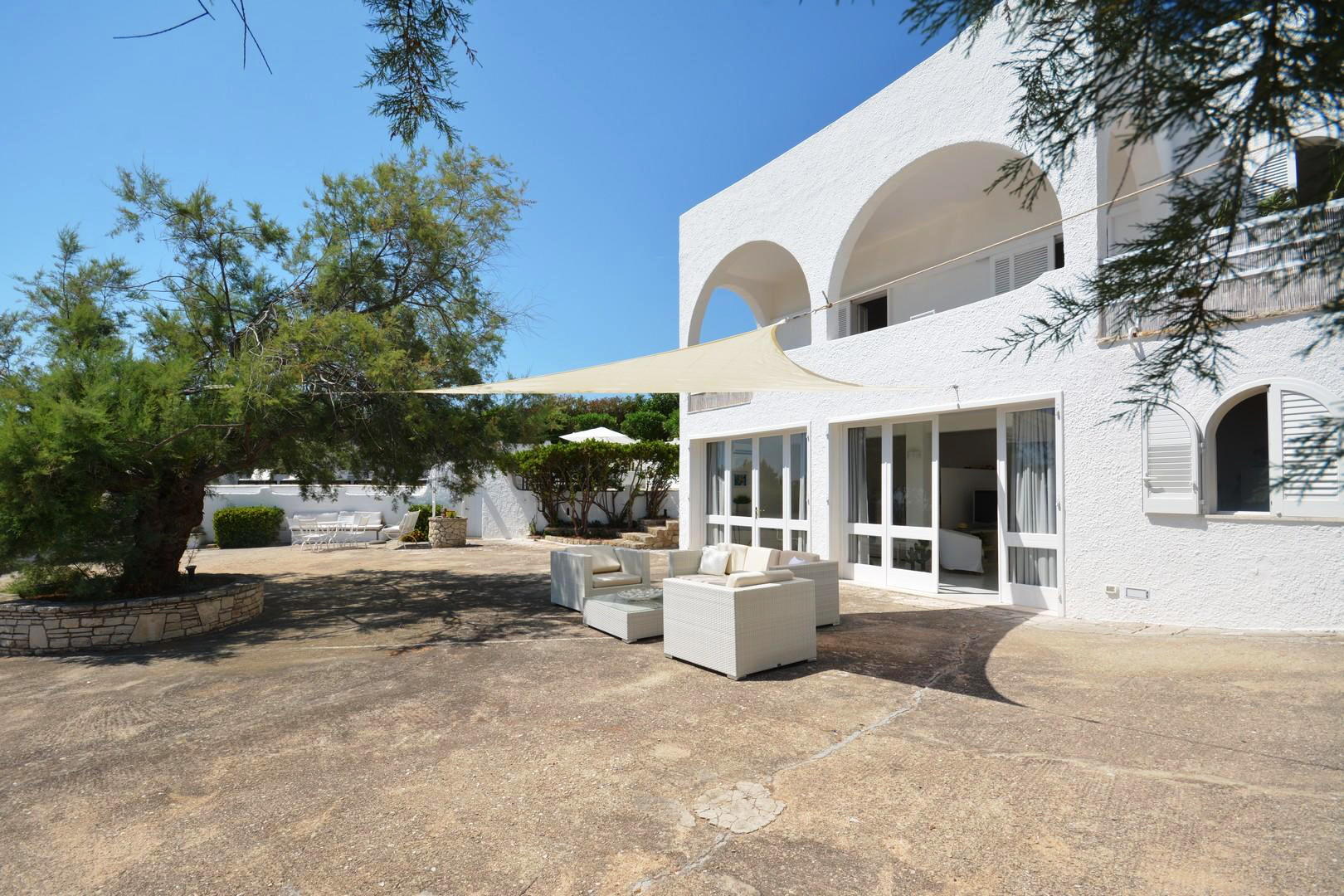 Niveau inférieur - grande cour équipée avec vue sur la mer