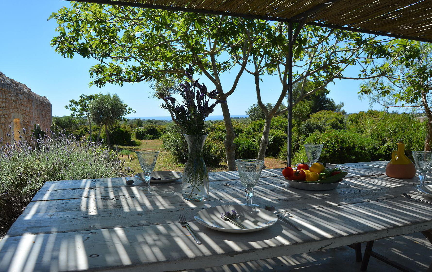 augestattete Pergola mit Meerblick