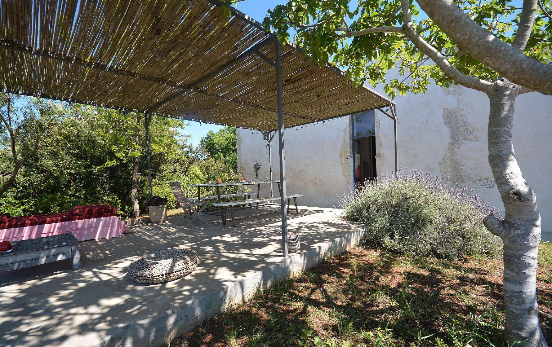 augestattete Pergola mit Meerblick