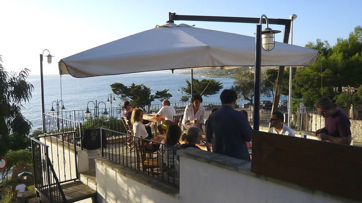 Vue sur le village de San Gregorio sur la terrasse du restaurant- 3 Km