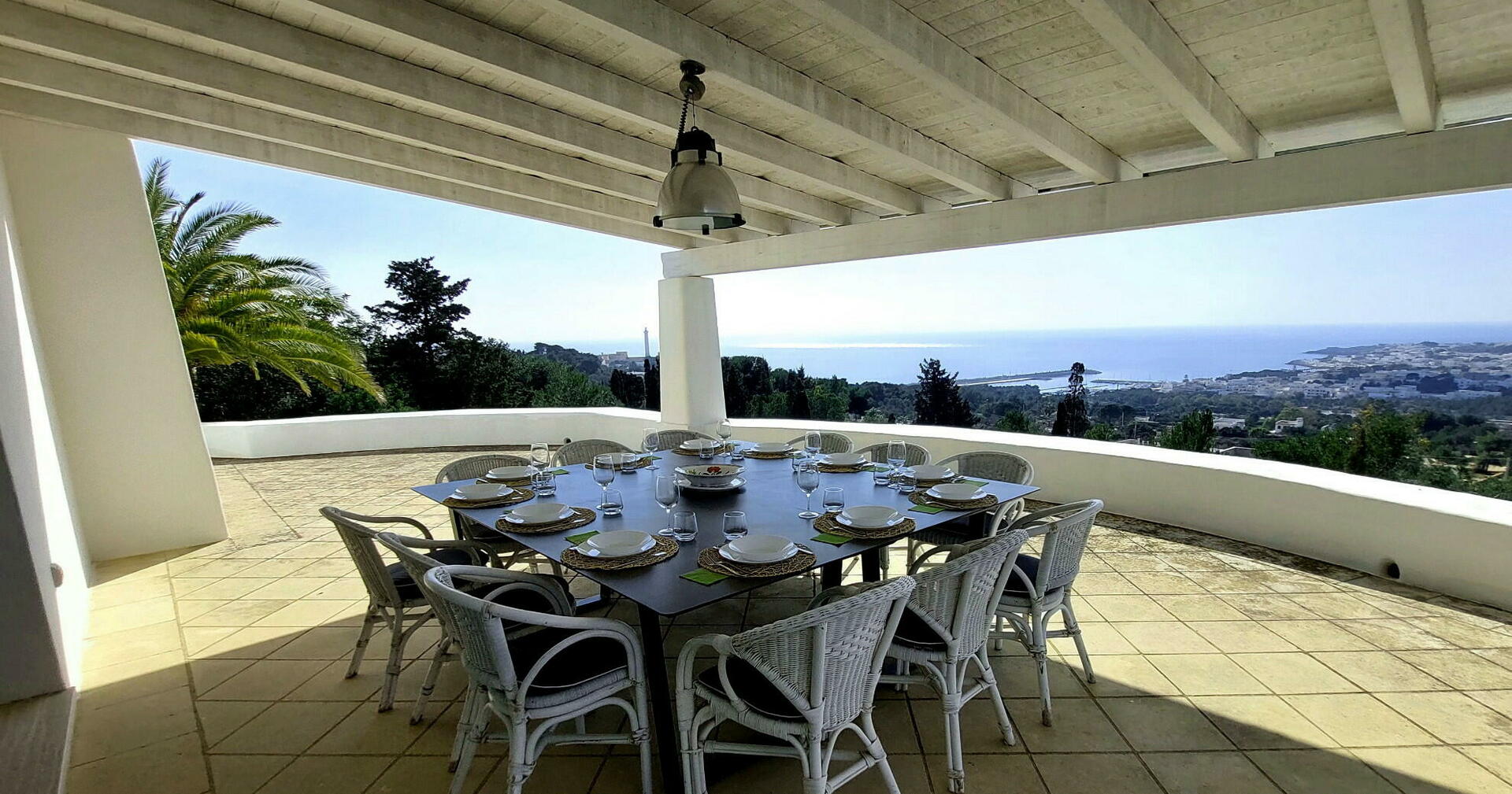 Tavolo esterno vista mareTavolo esterno vista mare