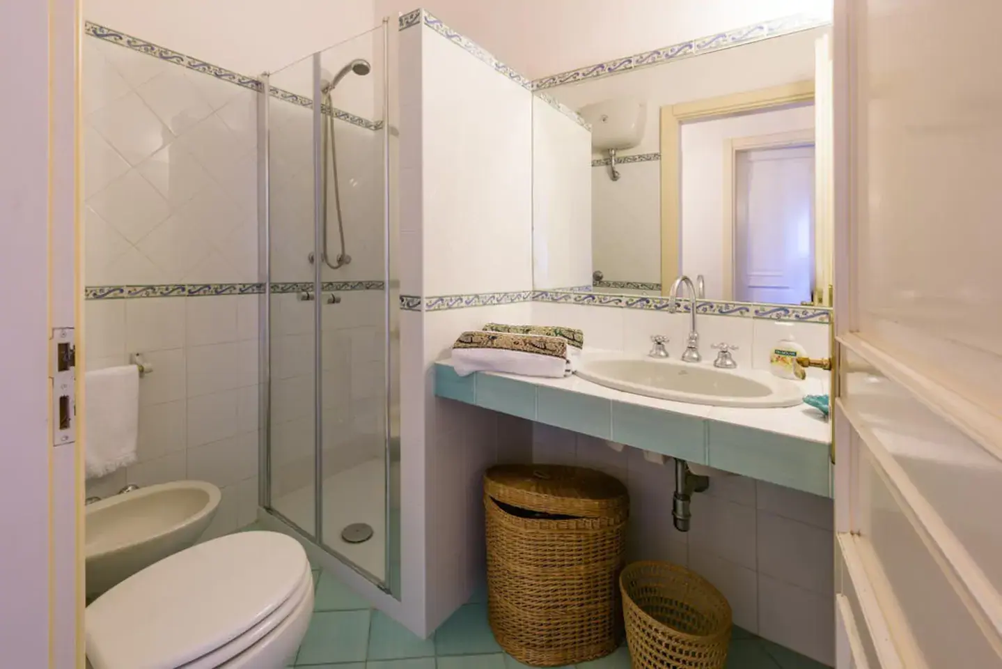 Premier étage - Chambre double - Salle de bain avec baignoire