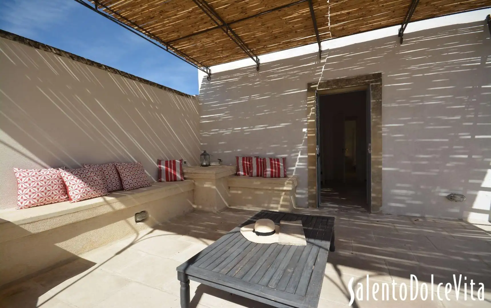 First floor furnished terrace