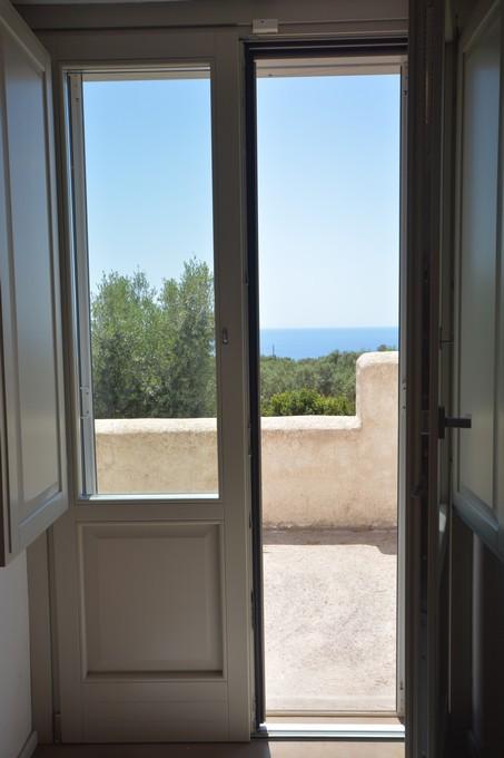 Porta finestra di accesso alla terrazza vista mare