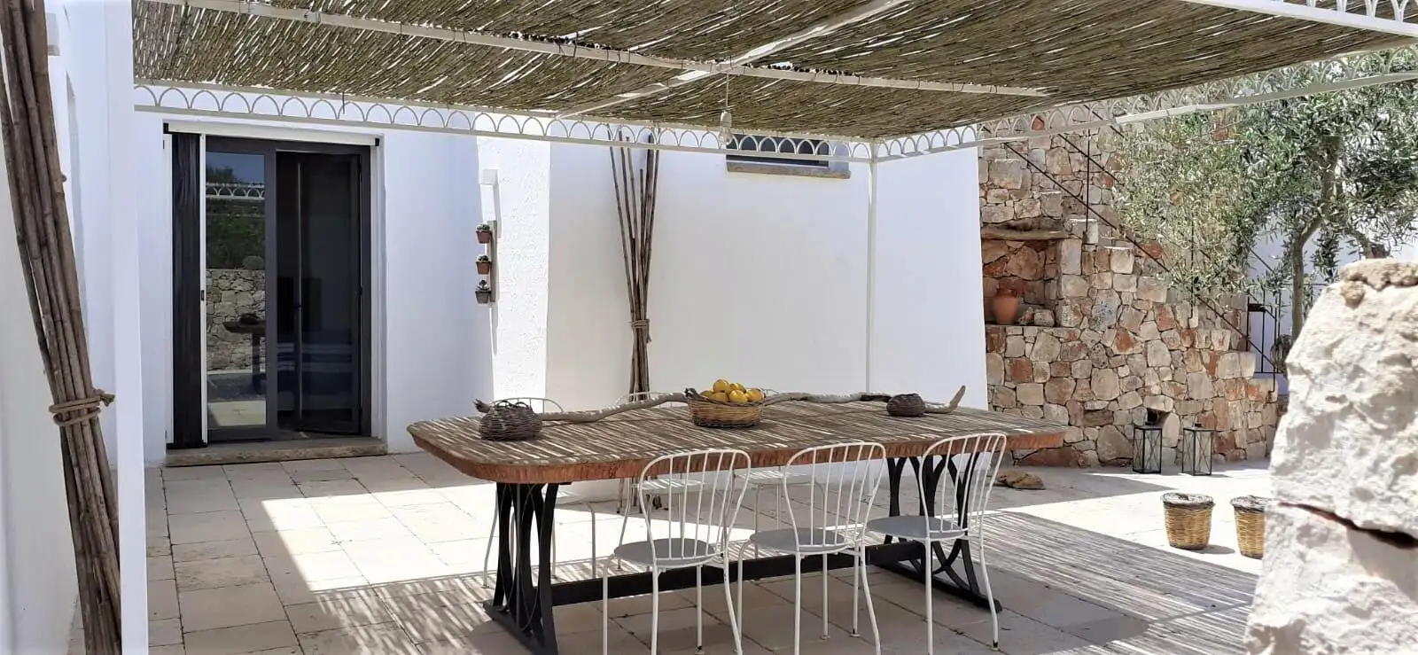 Cour équipée - à l‘arrière de la maison