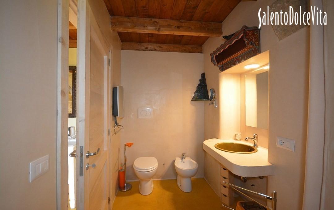 Suite A - Double bedroom - Bathroom