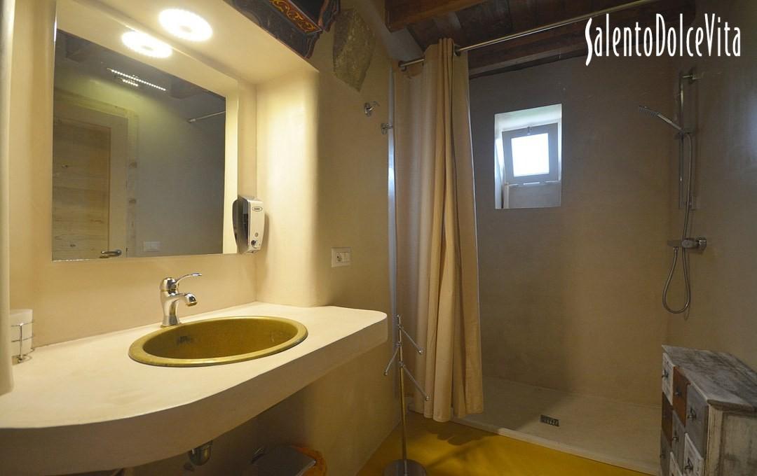 Suite A - Double bedroom - Bathroom