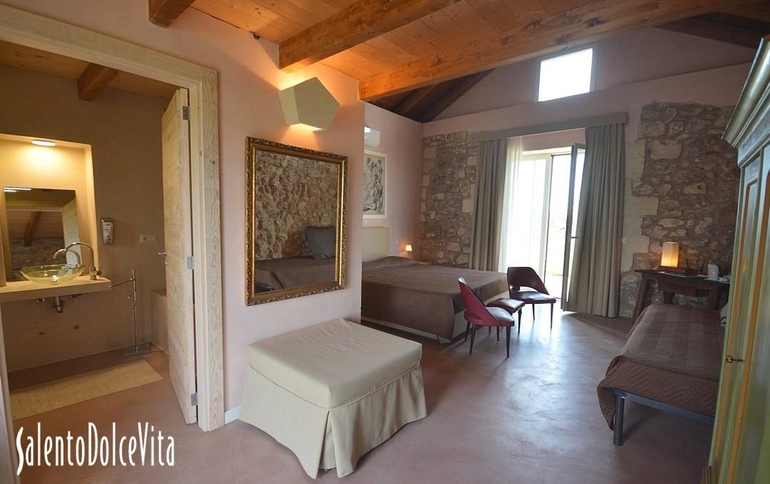 Suite B - Double bedroom