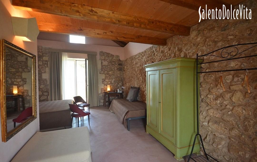 Suite B - Double bedroom