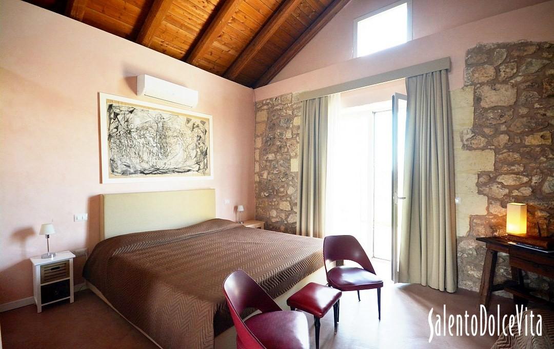 Suite B - Double bedroom