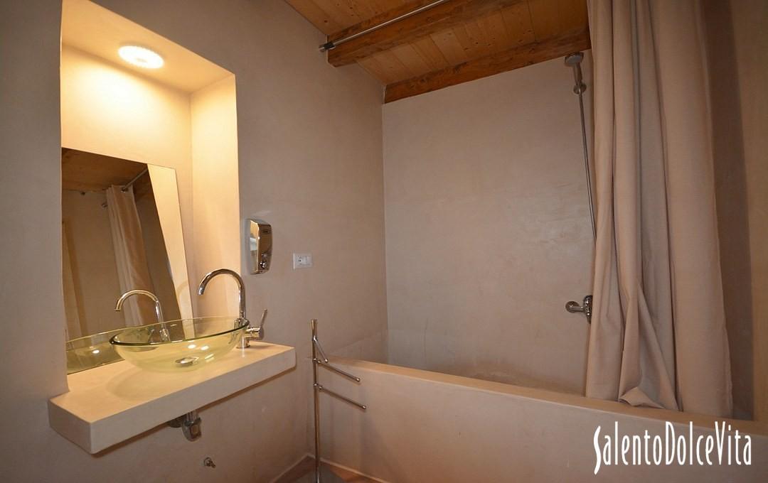 Suite B - Double bedroom - Bathroom