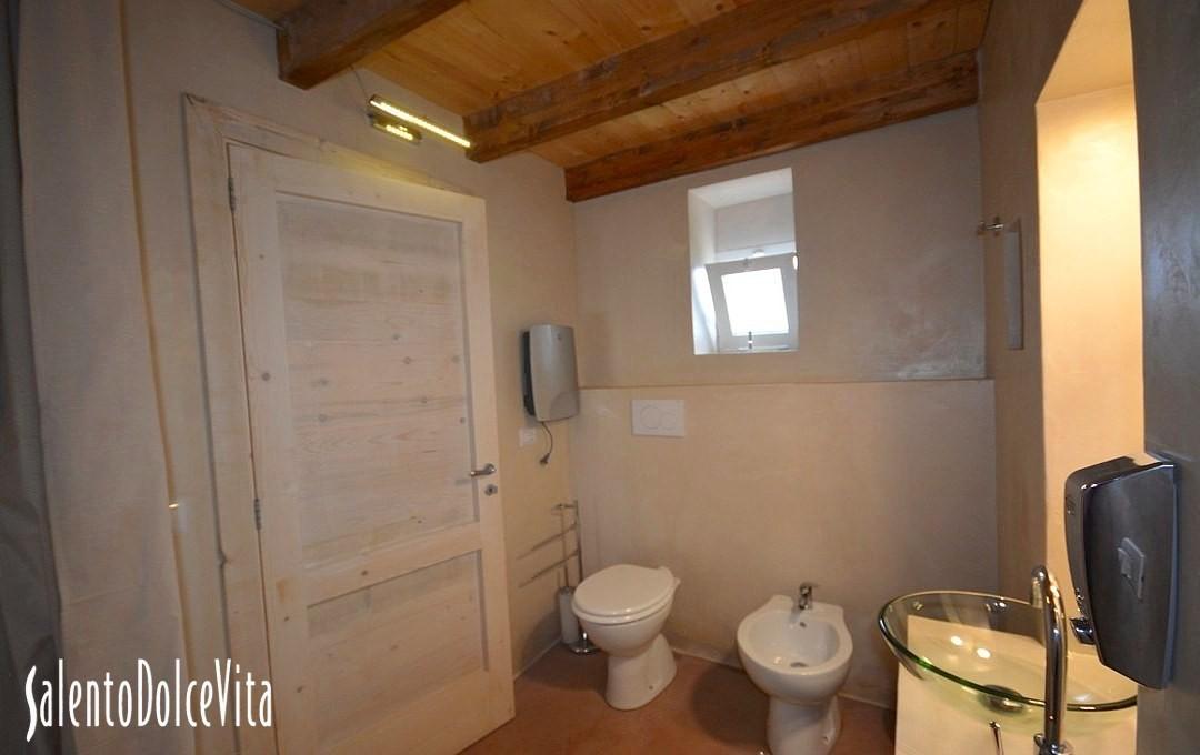Suite B - Double bedroom - Bathroom