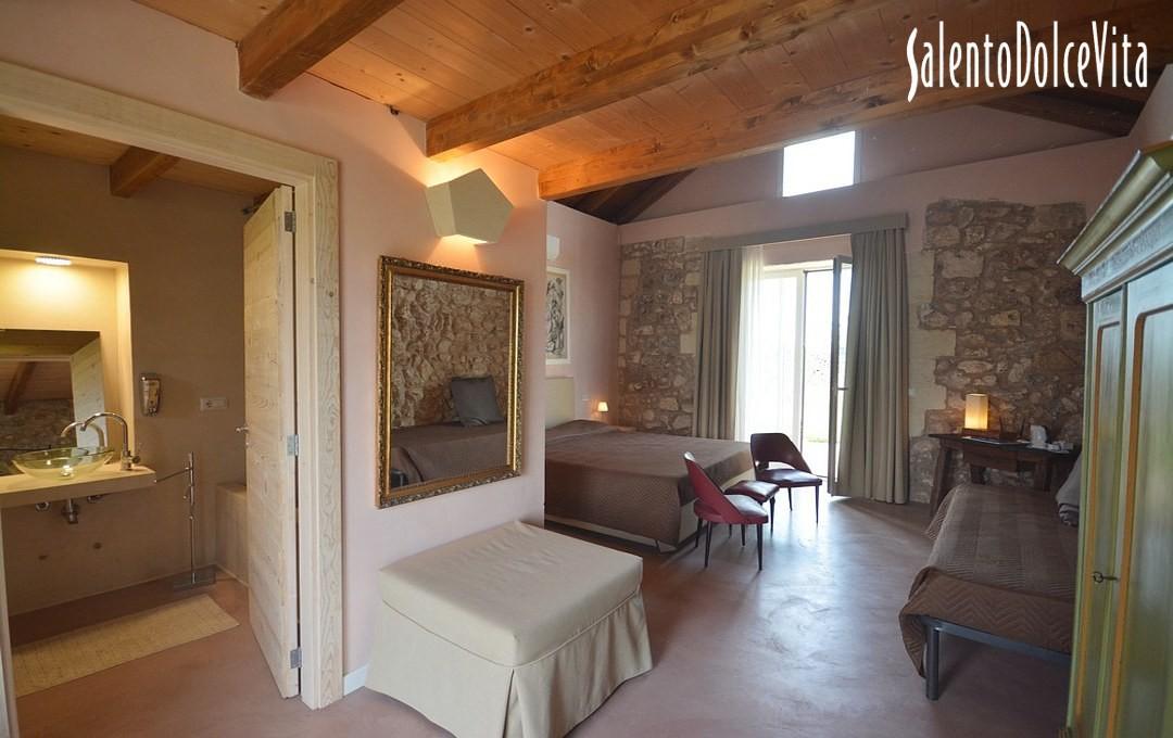 Suite B - Double bedroom