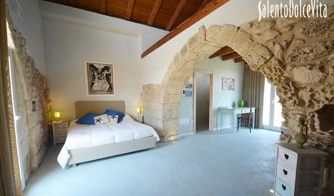 Suite D - Double bedroom