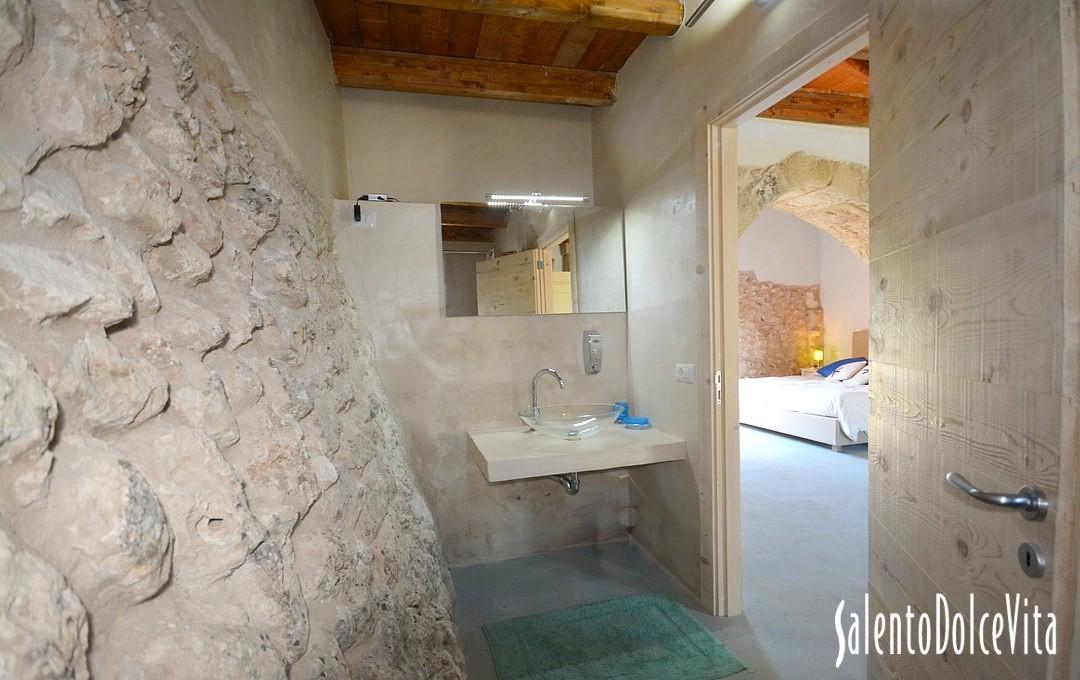 Suite D - Double bedroom - Bathroom