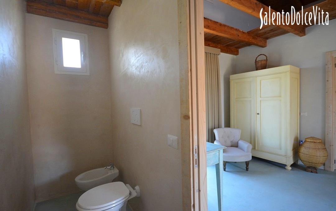 Suite D - Double bedroom - Bathroom