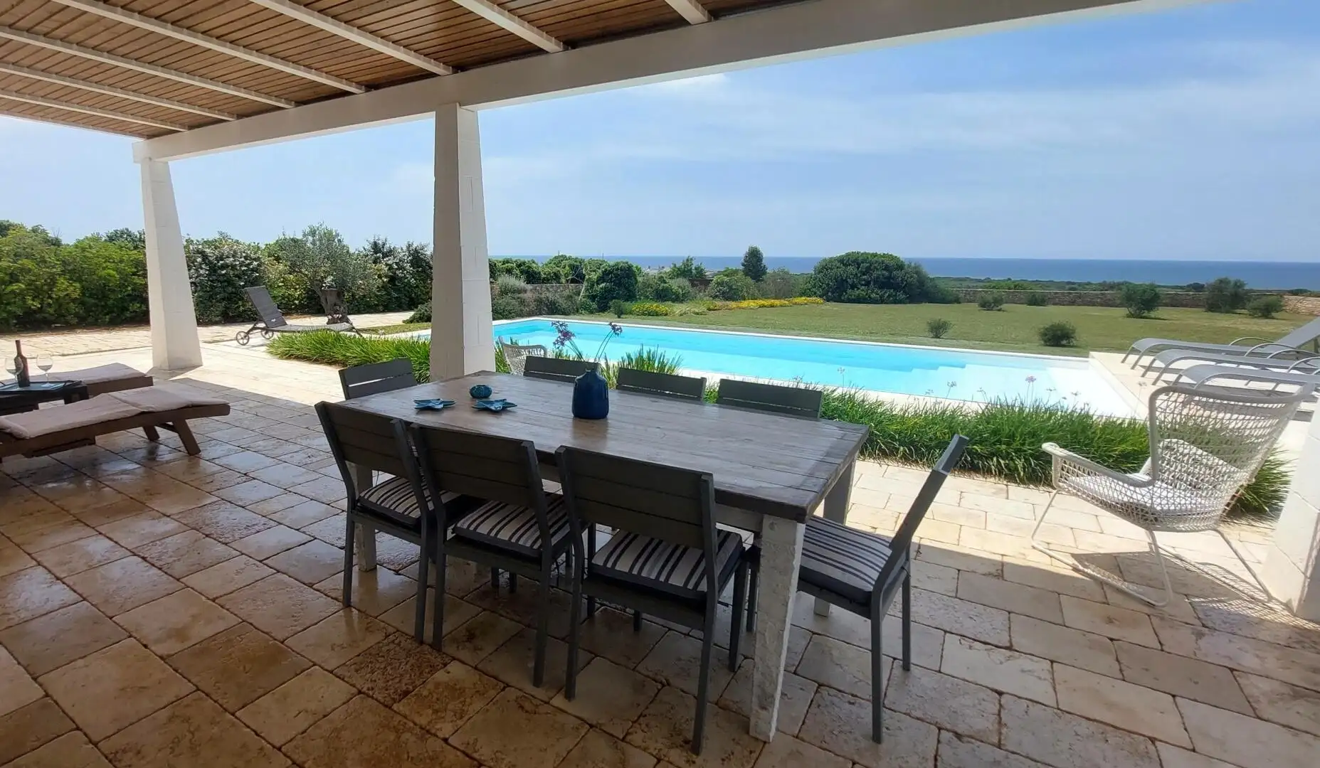 Möblierte Terrasse mit Meerblick