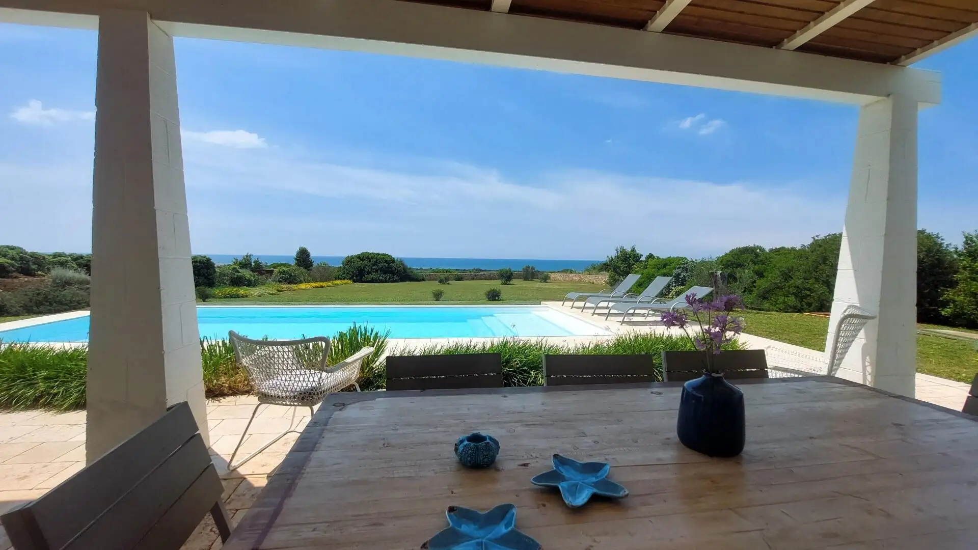 Möblierte Terrasse mit Meerblick