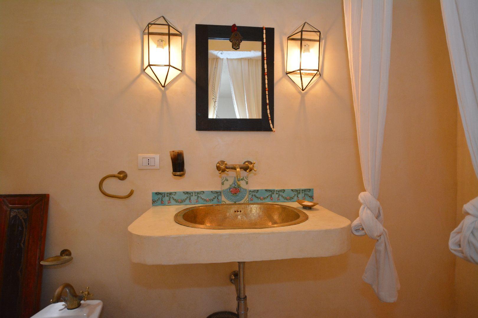 Annex, double bedroom A, bathroom