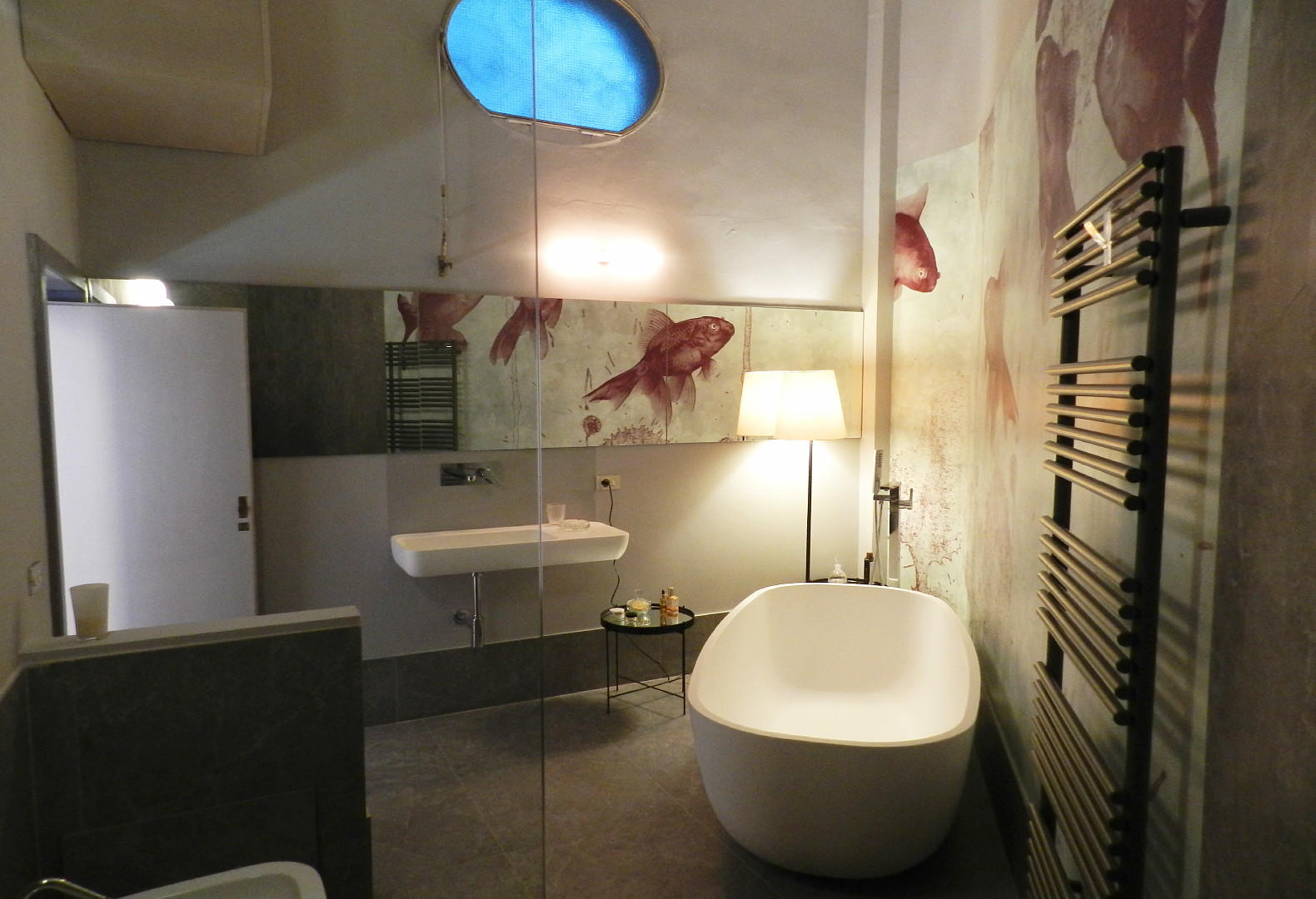 Primo piano - camera matrimoniale A - Bagno con vasca