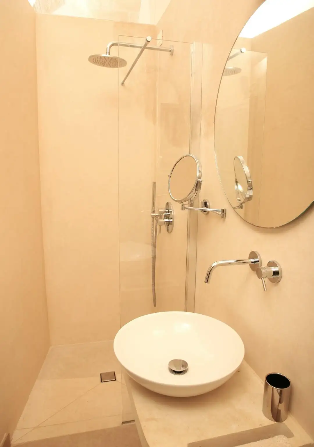 Villa ground floor double bedroom A shower bath