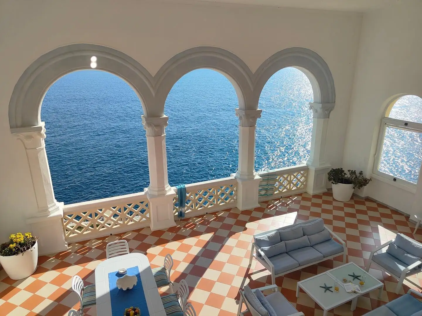 Porticato attrezzato vista mare