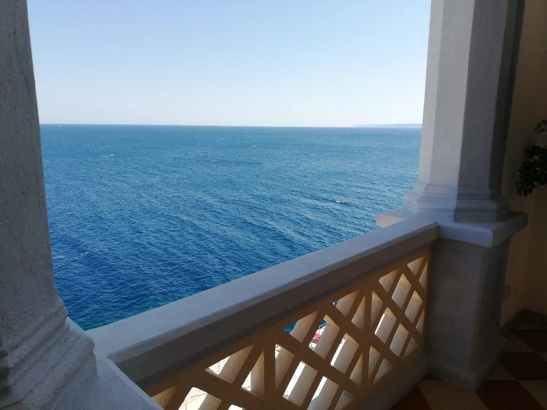 Porticato attrezzato vista mare