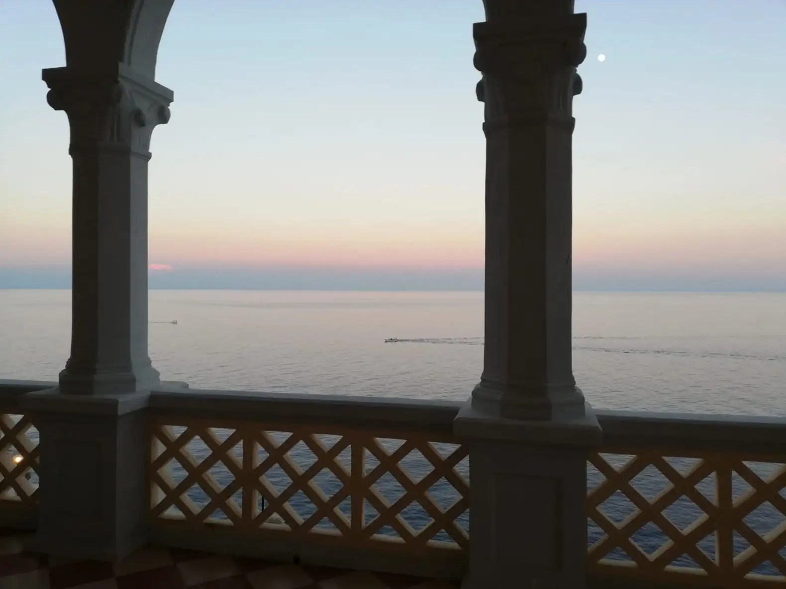 Porticato attrezzato vista mare