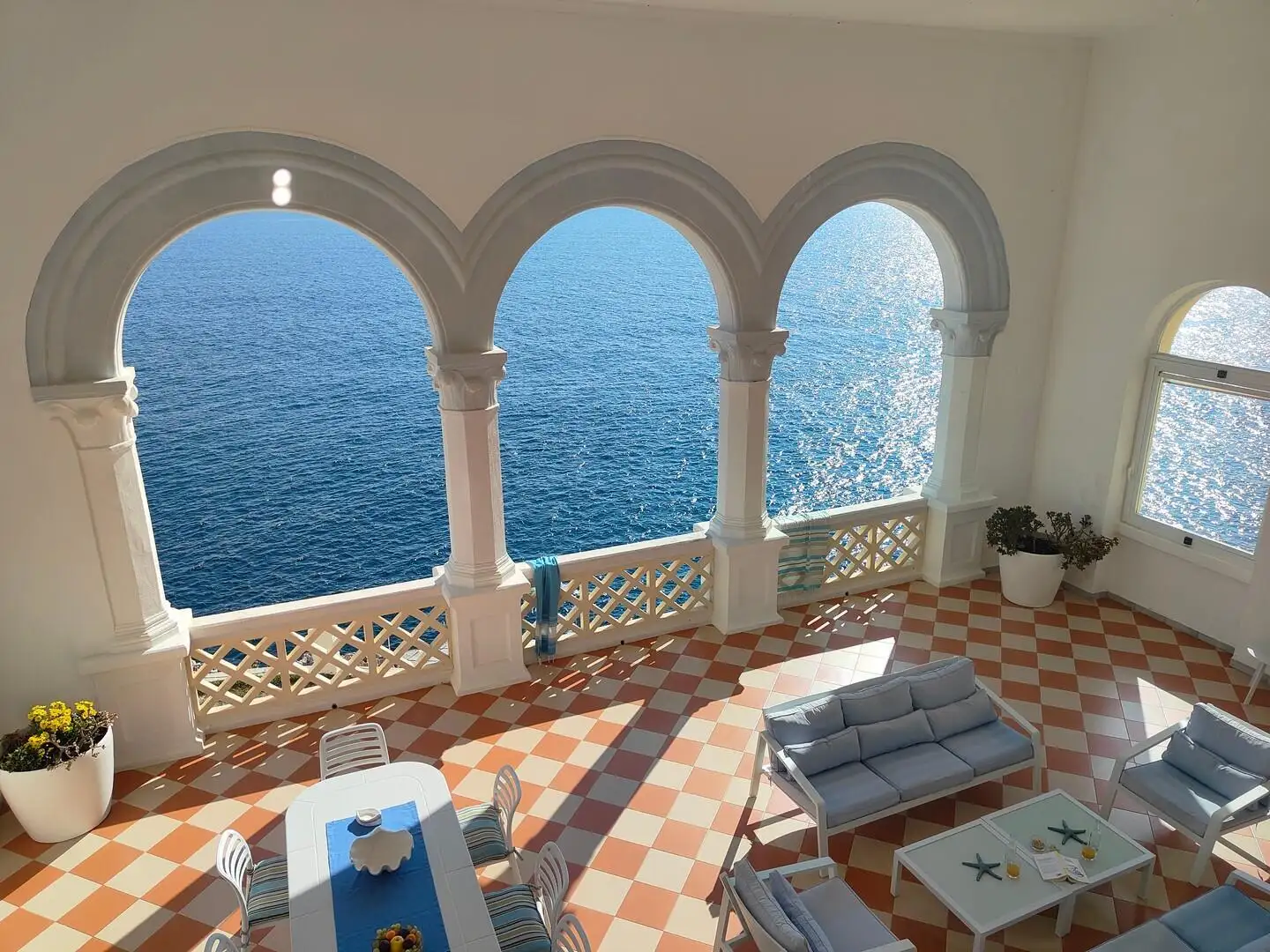 Porticato attrezzato vista mare