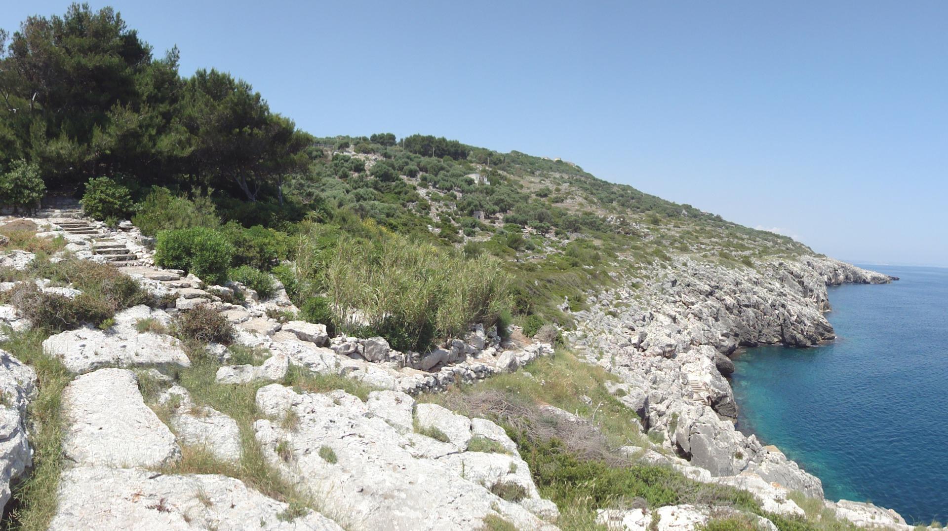 chemin avec escalier pour un accès privé à la mer