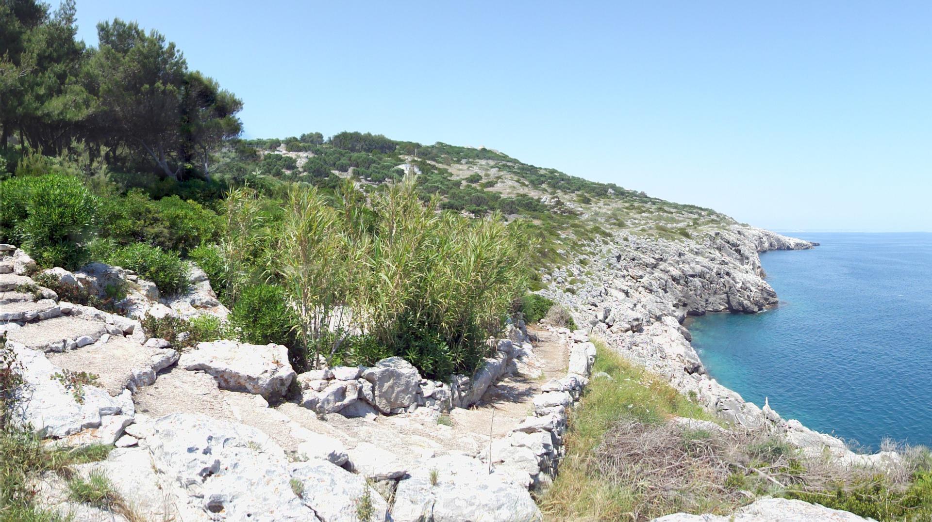 chemin avec escalier pour un accès privé à la mer