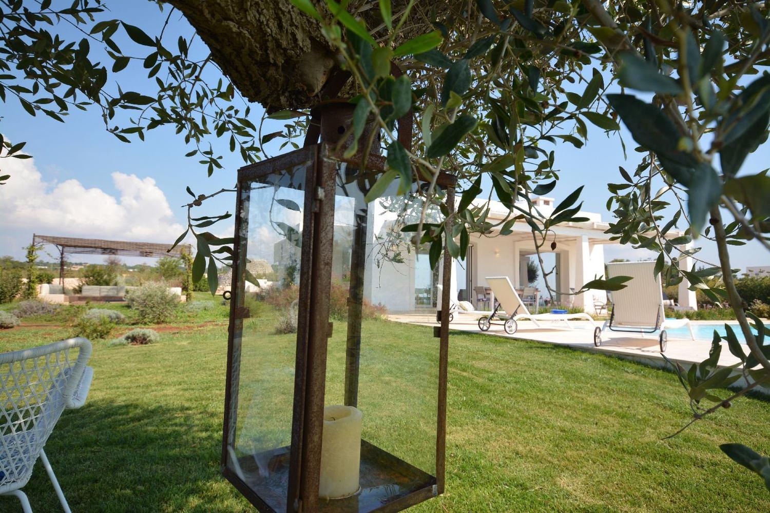 La villa le jardin et la pergola avec canapés et vue sur la mer