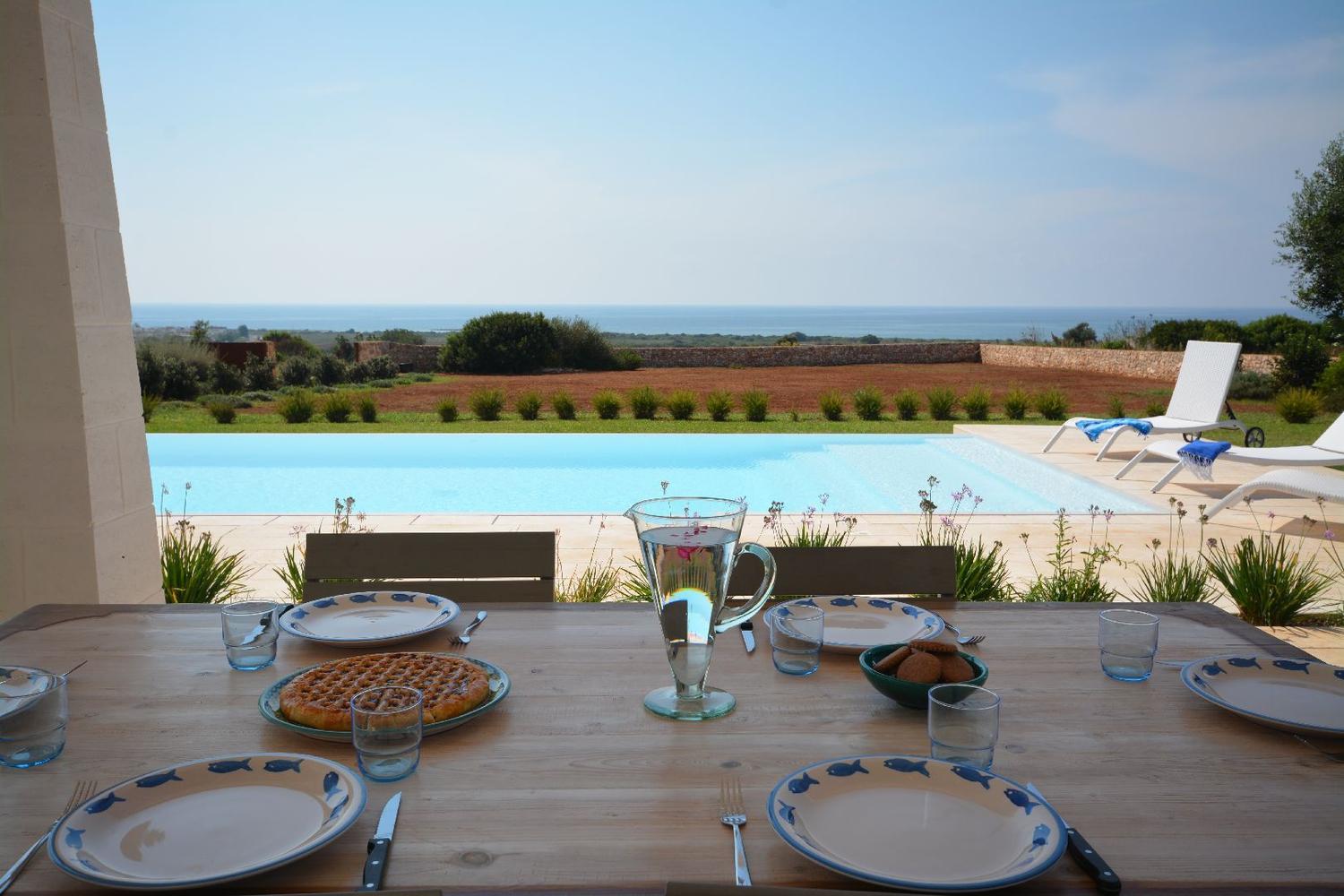 Patio meublé et équipé avec vue sur la mer