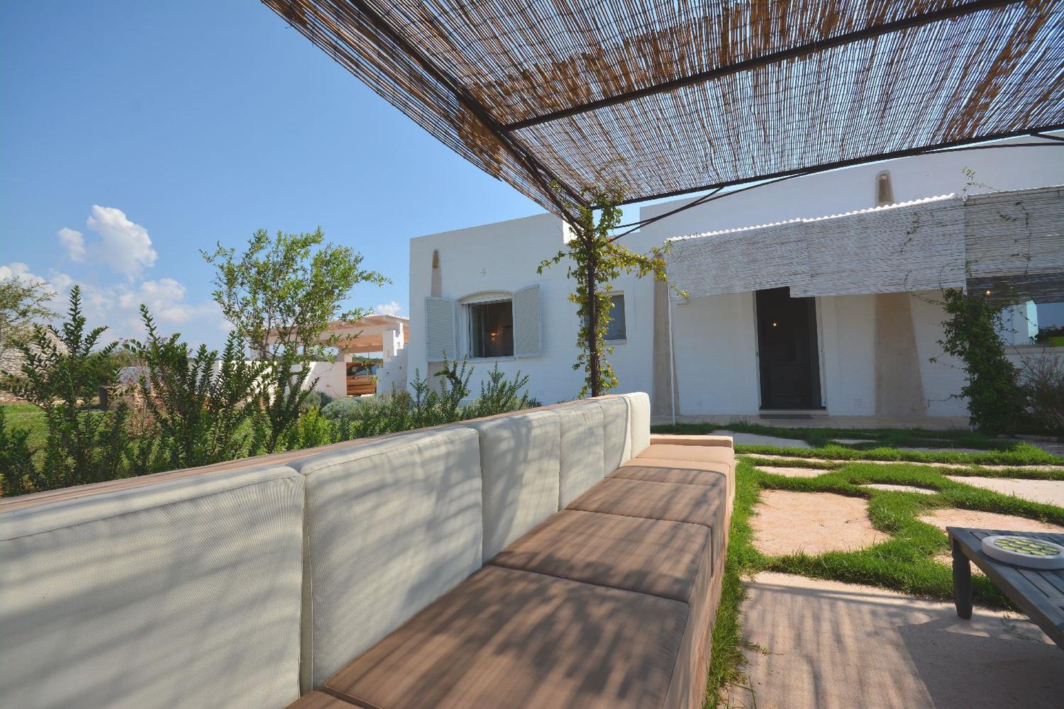 Pergola avec canapés et vue sur la mer